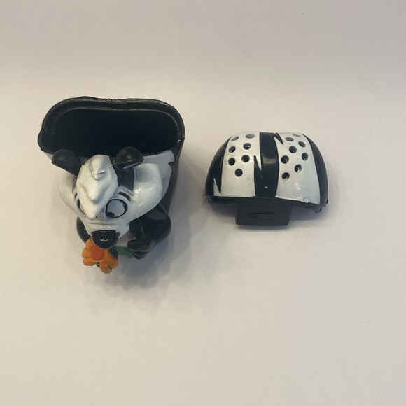 Pepe Le Pew Skunk Baking Soda Holder Figure Figurine 1997 by Giftco. - Picture 6 of 6